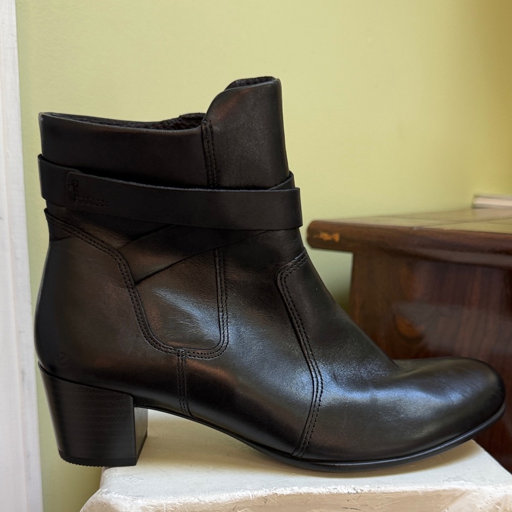 Ecco Women Shape 35 Wrapped Shaft Leather Boot size 7 women N14N4